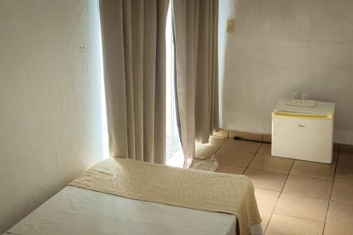 サンセバスチャンにあるVELINN Hotel Guarda Morのベッドと窓のある病室