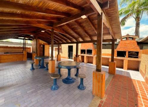 een paviljoen met tafels en krukken op een terras bij Apartamento con vista al Mar bien ubicado 
