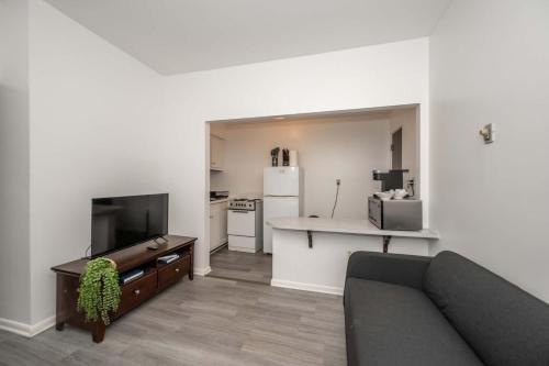 a living room with a couch and a kitchen at Northside Suite 2 - Cozy Escape in Cincinnati