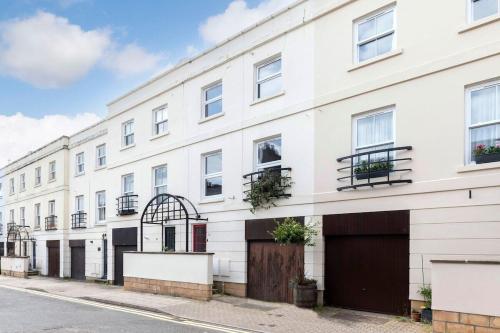 una vista exterior de un edificio blanco en Central 2-Bed Modern Home with Garage, en Cheltenham