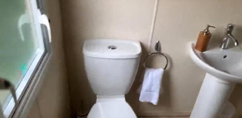 Ванная комната в 6 Berth Caravan At Southview Holiday Park Near Skegness Ref 33052M