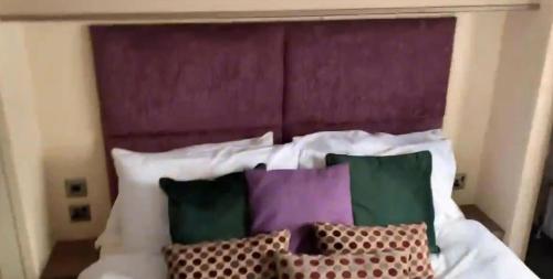 Кровать или кровати в номере 6 Berth Caravan At Southview Holiday Park Near Skegness Ref 33052M