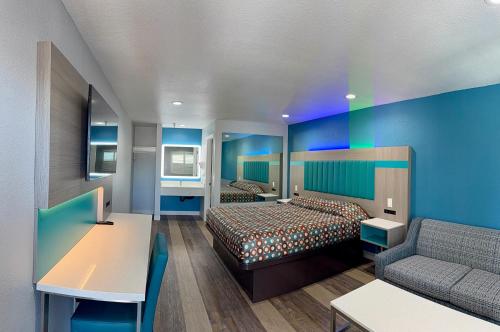 ローズミードにあるRoyale Inn - San Gabriel, Los Angelesのベッドとソファのあるホテルの部屋
