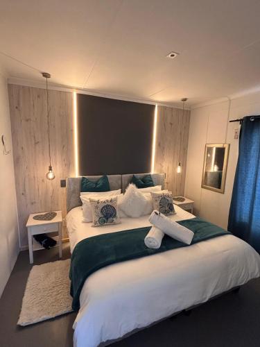 ein Schlafzimmer mit einem großen Bett mit großem Kopfteil in der Unterkunft TimeOut 1 in Yzerfontein