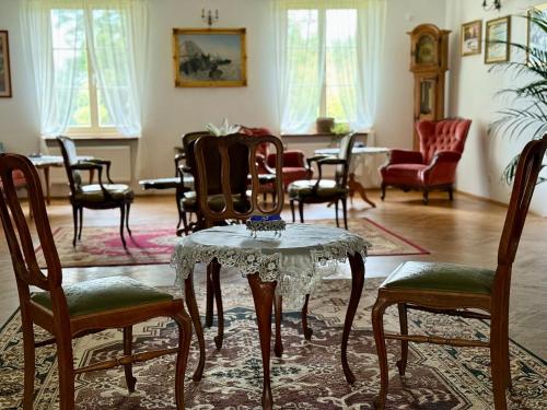 a room full of chairs and a table and chairs at Dwór Strzyżew in Żelazowa Wola