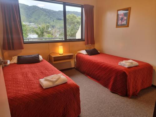 Una cama o camas en una habitación de Broadway Motel