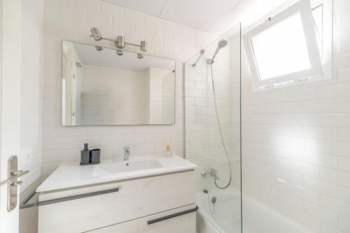 Casa del Mar Modern Apartment with Pool & Sea View in Manilva