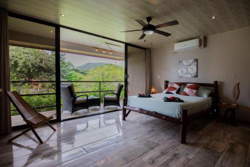 Un dormitorio con una cama y un balcón con vistas. en Samara Chillout Lodge - Adults only, en Sámara