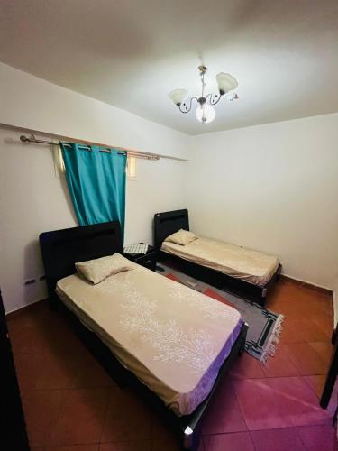 Ένα ή περισσότερα κρεβάτια σε δωμάτιο στο Porto Sokhna pyramids Family