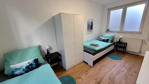 フィリンゲン・シュヴェニンゲンにあるFischer Apartment 3 - moderne Monteurs- & Ferienwohnung mit 3 Schlafzimmern - NEU renoviertのベッドと机と窓のある寝室