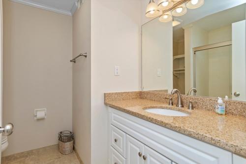 une salle de bain avec un lavabo et un miroir dans l'établissement Summer Winds C-122, à Indian Beach