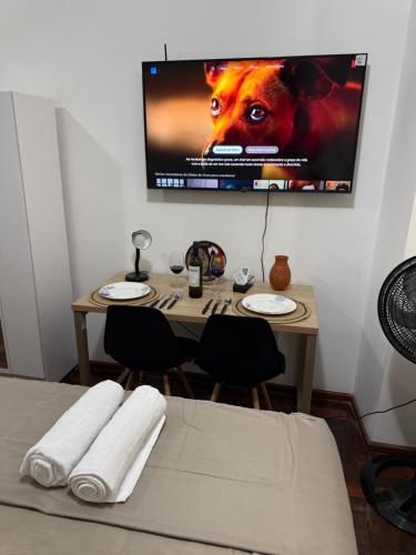 En tv och/eller ett underhållningssystem på Estúdio 9º andar em frente à Praça da República