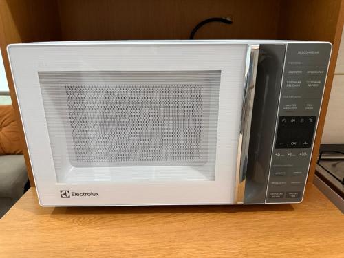 eine Mikrowelle auf einem Tisch in der Unterkunft Estúdio 9º andar em frente à Praça da República in Belém