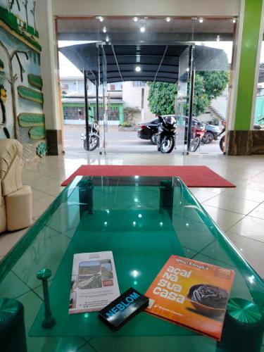 马卡帕Hotel Macapá的建筑物中的一张玻璃桌上放着一本书