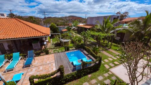 una vista aérea de una casa con piscina en Container Eco Suítes, en Cabo Frío