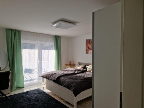 En eller flere senge i et værelse på Gemütliche Wohnung in Bergisch Gladbach