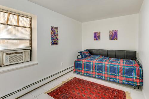a bedroom with a bed and a window at Easy NYC Commute Guttenberg Getaway Near Parks in Guttenberg