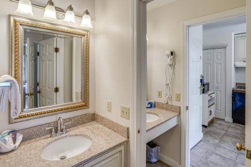 un bagno con due lavandini e uno specchio di Ski In and Out! Jiminy Peak Condo with Resort Perks a Hancock