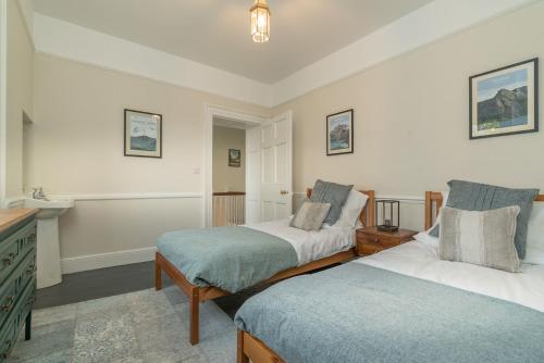 1 dormitorio con 2 camas y lavamanos en Rheithordy, en Trawsfynydd