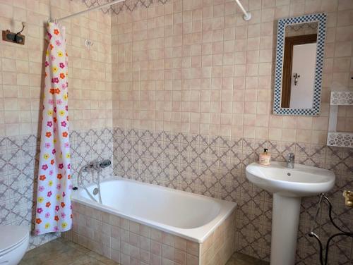 a bathroom with a tub and a sink and a bath tub at Hotel Casa Marchena in Vilches