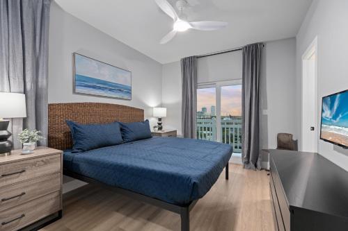 Ένα ή περισσότερα κρεβάτια σε δωμάτιο στο Waterfront Luxury Mins To Beach & Spacex Views