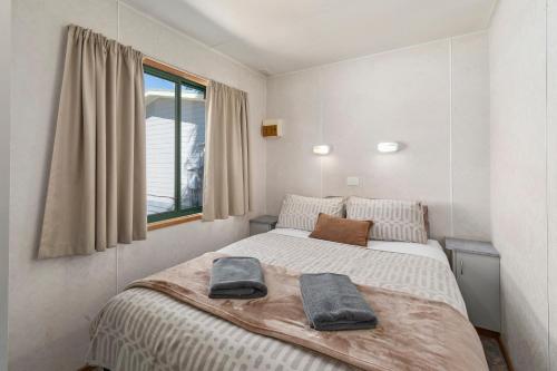 Un pat sau paturi într-o cameră la Mittagong Caravan Park