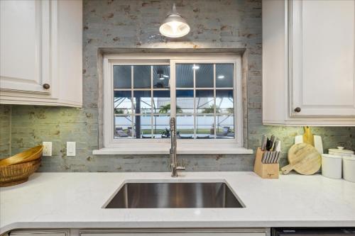 Una encimera de cocina con un fregadero y una ventana. en 120 E Park Ln, en Cocoa Beach