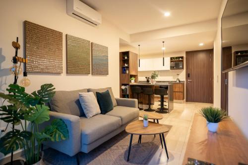 グアダラハラにあるNuevo Departamento Céntrico con Alberca y Parkingのソファとキッチンのあるリビングルーム