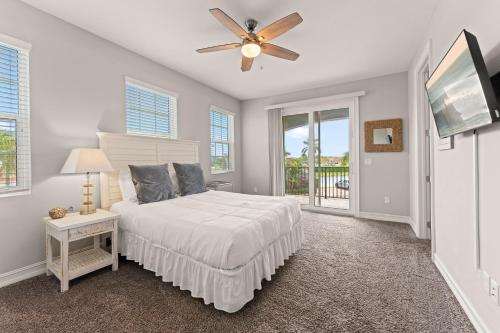 una camera da letto con un letto e un ventilatore a soffitto di 142 Mediterranean Way a Indian Harbour Beach