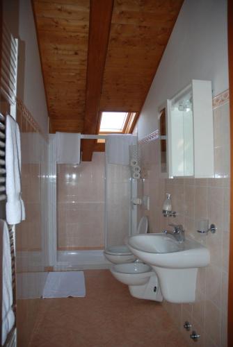 a bathroom with two toilets and a sink and a shower at Agriturismo Ae Noseare in Torri di Quartesolo