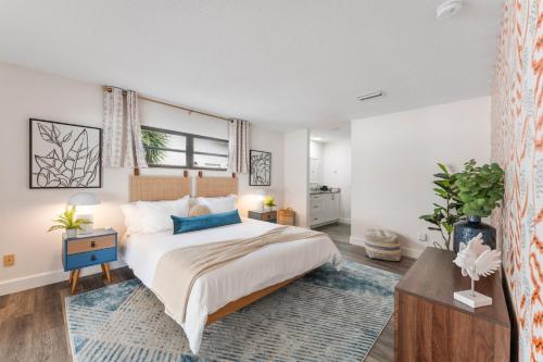 Un dormitorio con una cama grande y una ventana grande. en 311 Jack Dr, en Cocoa Beach
