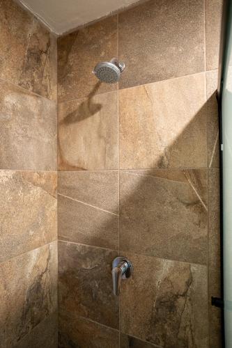 a shower with a shower head in a bathroom at Departamento 2 Recamaras en Torre Anuva con Alberca y Gym in Guadalajara