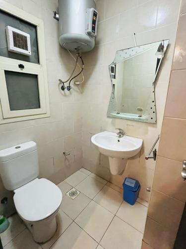 アインソフナにあるApartments porto Sokhna pyramids family onlyのトイレ、洗面台、鏡のあるバスルーム