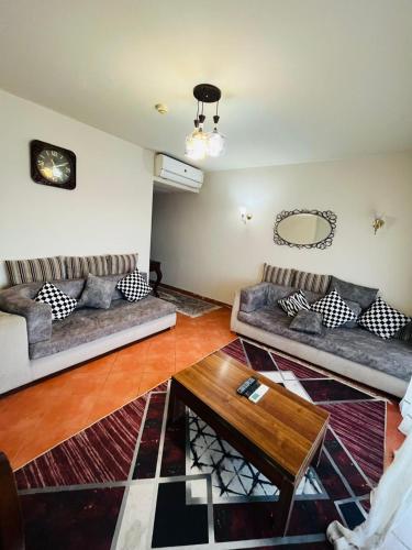 アインソフナにあるApartments porto Sokhna pyramids family onlyのソファとコーヒーテーブルのあるリビングルーム
