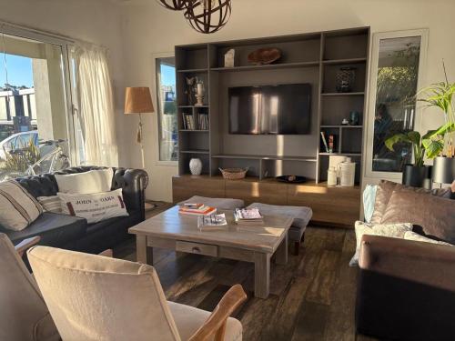 een woonkamer met banken en een salontafel bij Atardecer de San Benito in La Estafeta