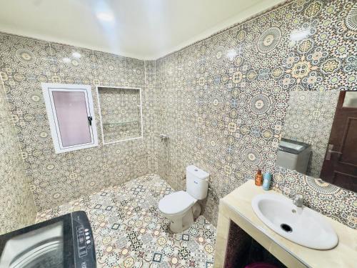 une salle de bain avec toilettes et lavabo dans l'établissement Jada surf hostel, à Taghazout