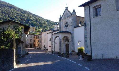 una calle en una ciudad con una iglesia en Casa Andreoli, en Teglio