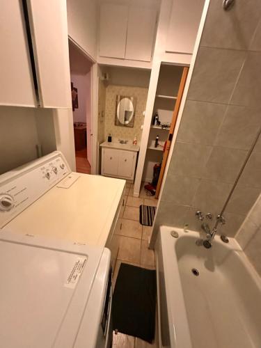 Afbeelding uit fotogalerij van Big APP With 3bd For 8 people in Montreal