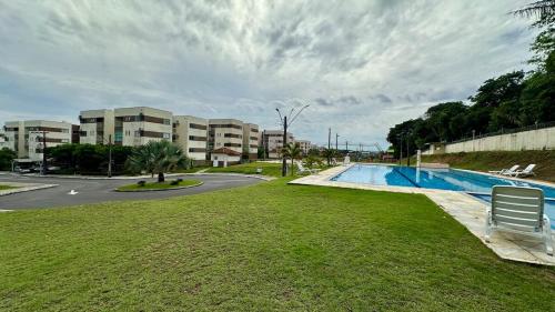 Swimmingpoolen hos eller tæt på Apartamento de 2 quartos Completo