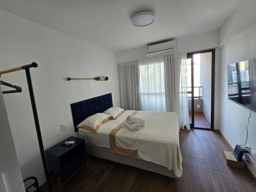 una camera da letto con un letto e una grande finestra di Studio Barra Carnaval a Salvador