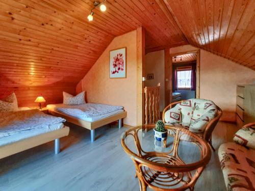 a room with two beds and a table and a couch at Ute in Dankerode