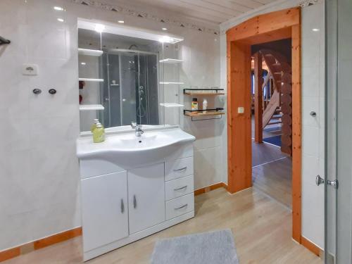 a white bathroom with a sink and a hallway at Ute in Dankerode