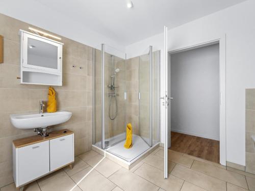 a bathroom with a shower and a sink and a sink at Direkt an der Ostsee - Helma in Zierow