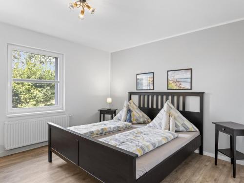a bedroom with a bed and a window at Direkt an der Ostsee - Helma in Zierow