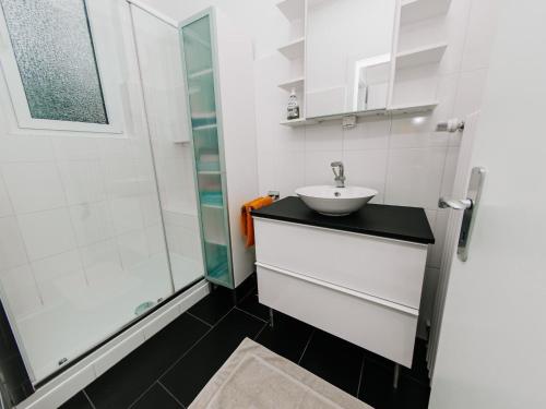 een badkamer met een wastafel en een douche bij Hubertus II in Bad Pyrmont