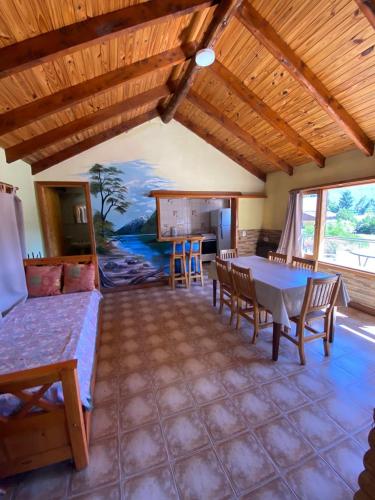 a living room with a couch and a table at Cabaña Otto in Villa Traful