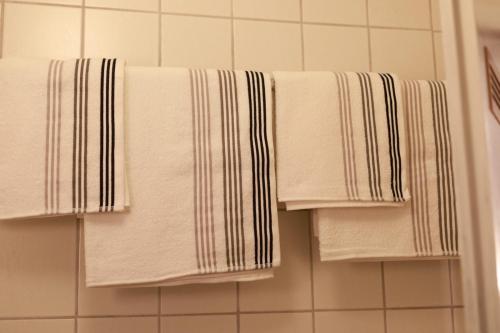 Un montón de toallas colgadas en un baño. en Gemütliches Studio Ohlendorf, en Seevetal