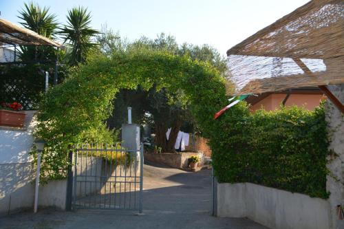 een ingang naar een huis met een boog bij B&B Collemare in Drapia