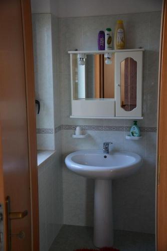 a bathroom with a sink and a mirror at B&B Collemare in Drapia