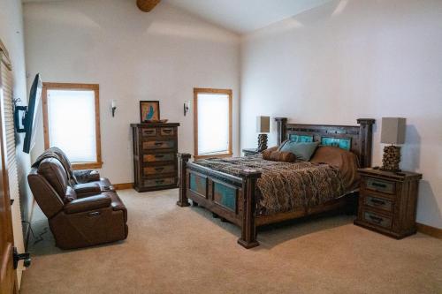 En eller flere senge i et værelse på Whispering Pines Grand Estate